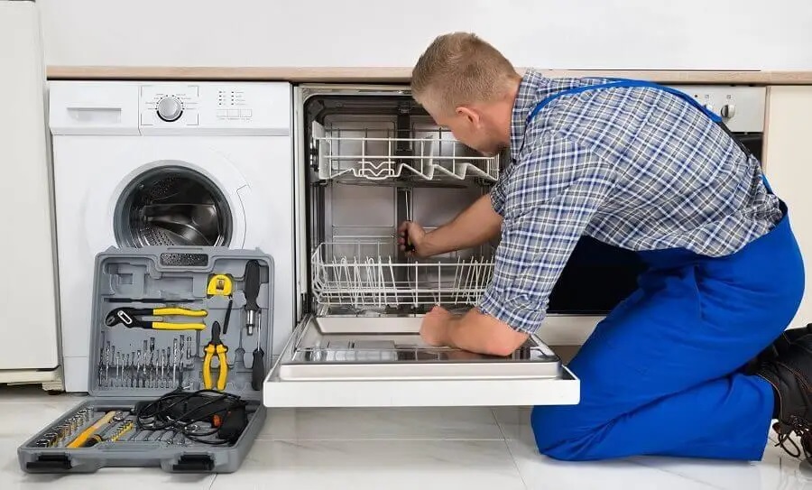Avcılar Electrolux servisi teknisyen ekibi beyaz eşya tamiri yaparken